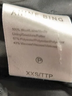 Klassischer Blazer                            Größe                32